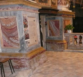 Immagine del degrado della zoccolatura sul lato sinistro della navata del Santuario di Sommariva del Bosco